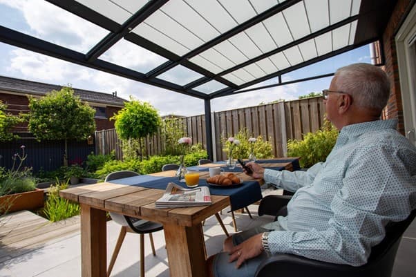 Operate the automatic sun shading easily with the remote control