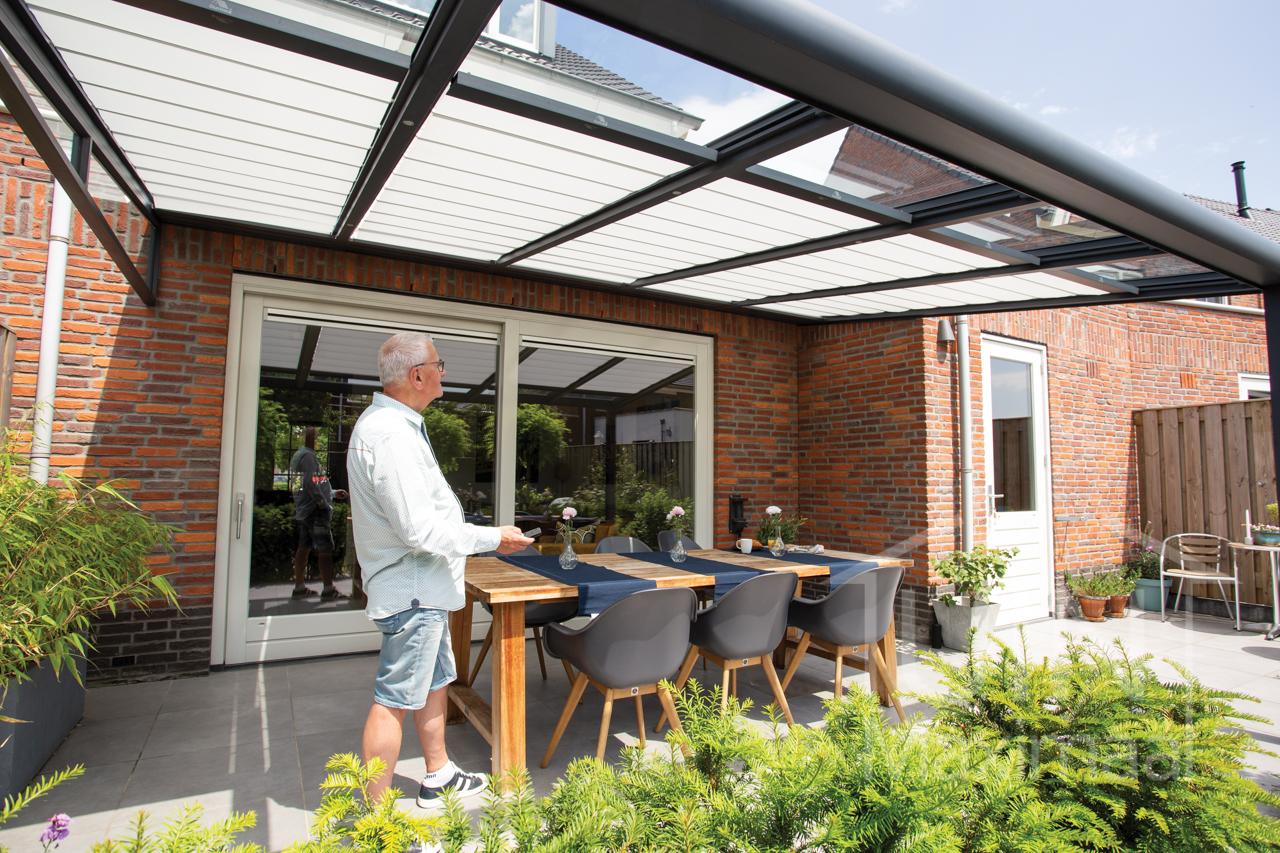 Automatic sun shading in a modern veranda