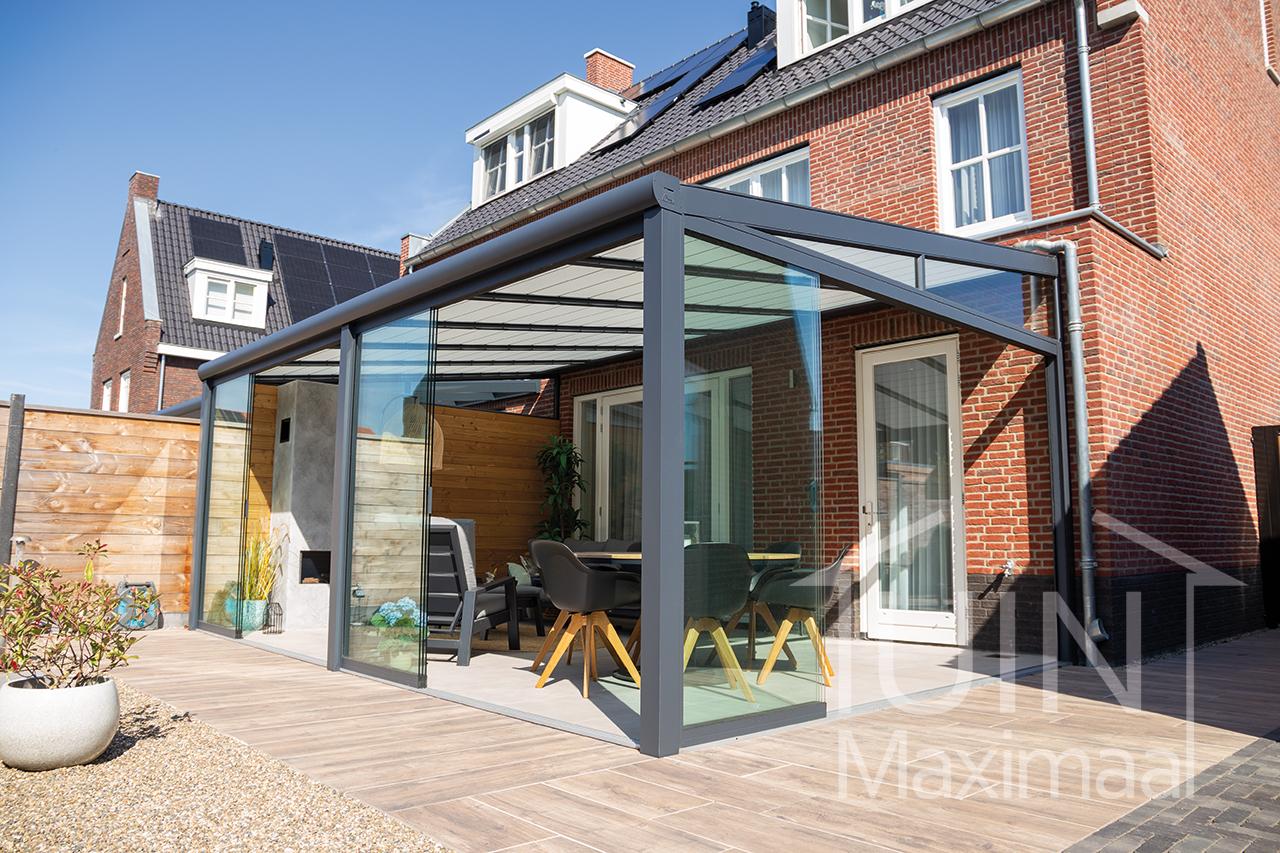 Anthracite veranda with glass sliding doors and sun shading