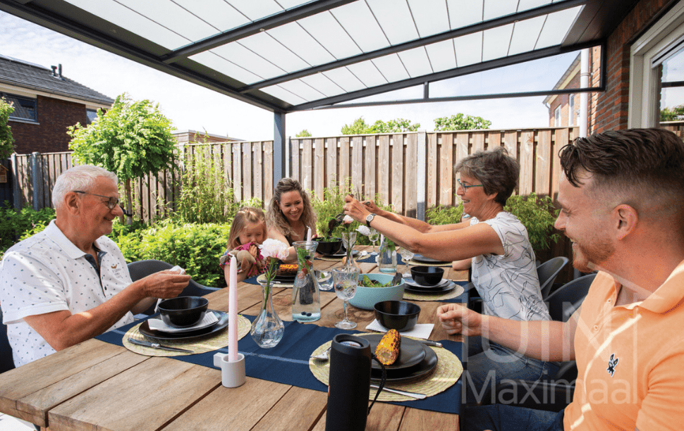 Sfeervol diner onder een terrasoverkapping