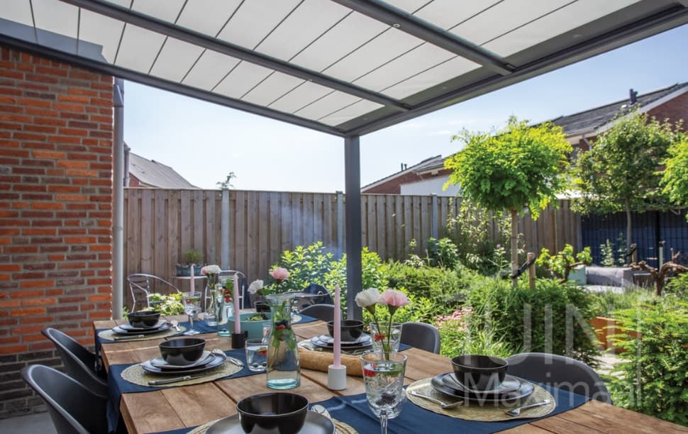 Tafelaankleding onder een terrasoverkapping