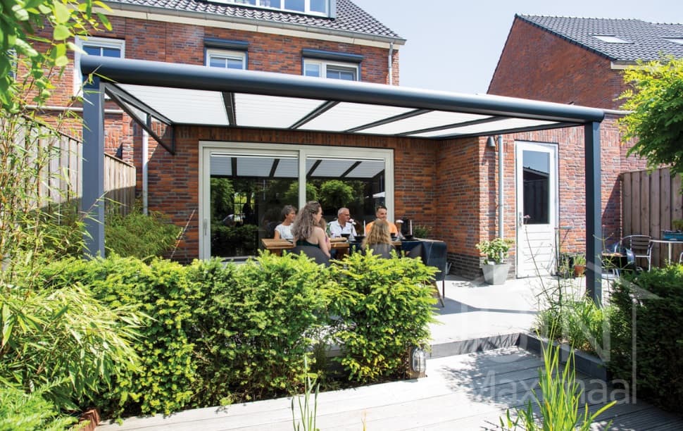 Zomerse situatie onder een terrasoverkapping