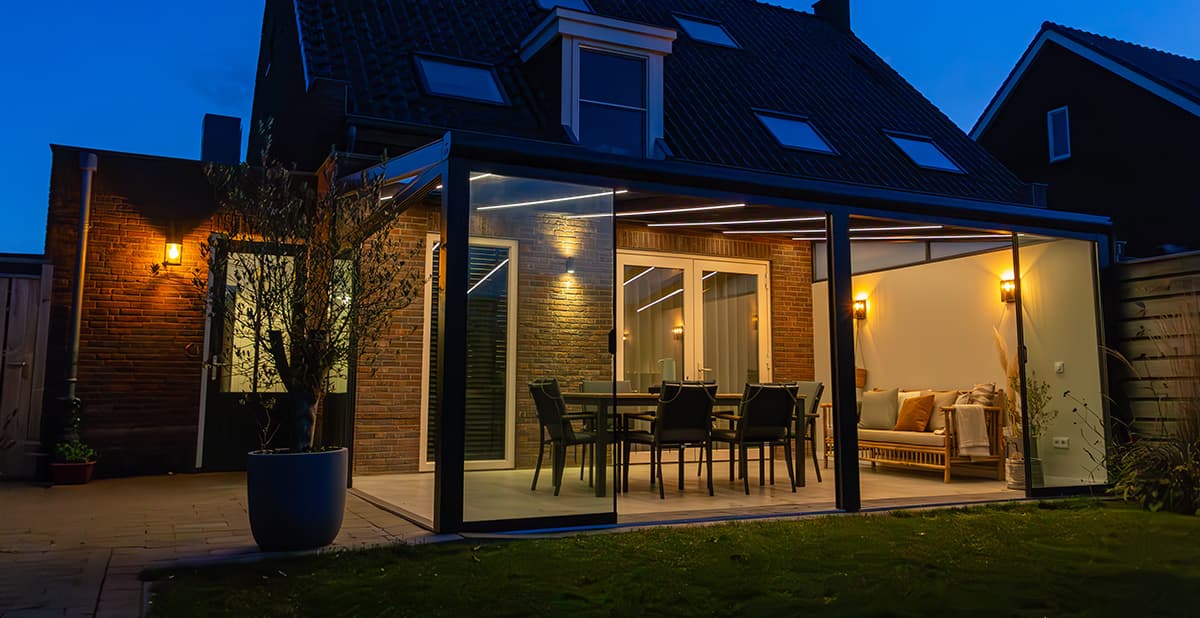 Cosy under an anthracite veranda with sun shading