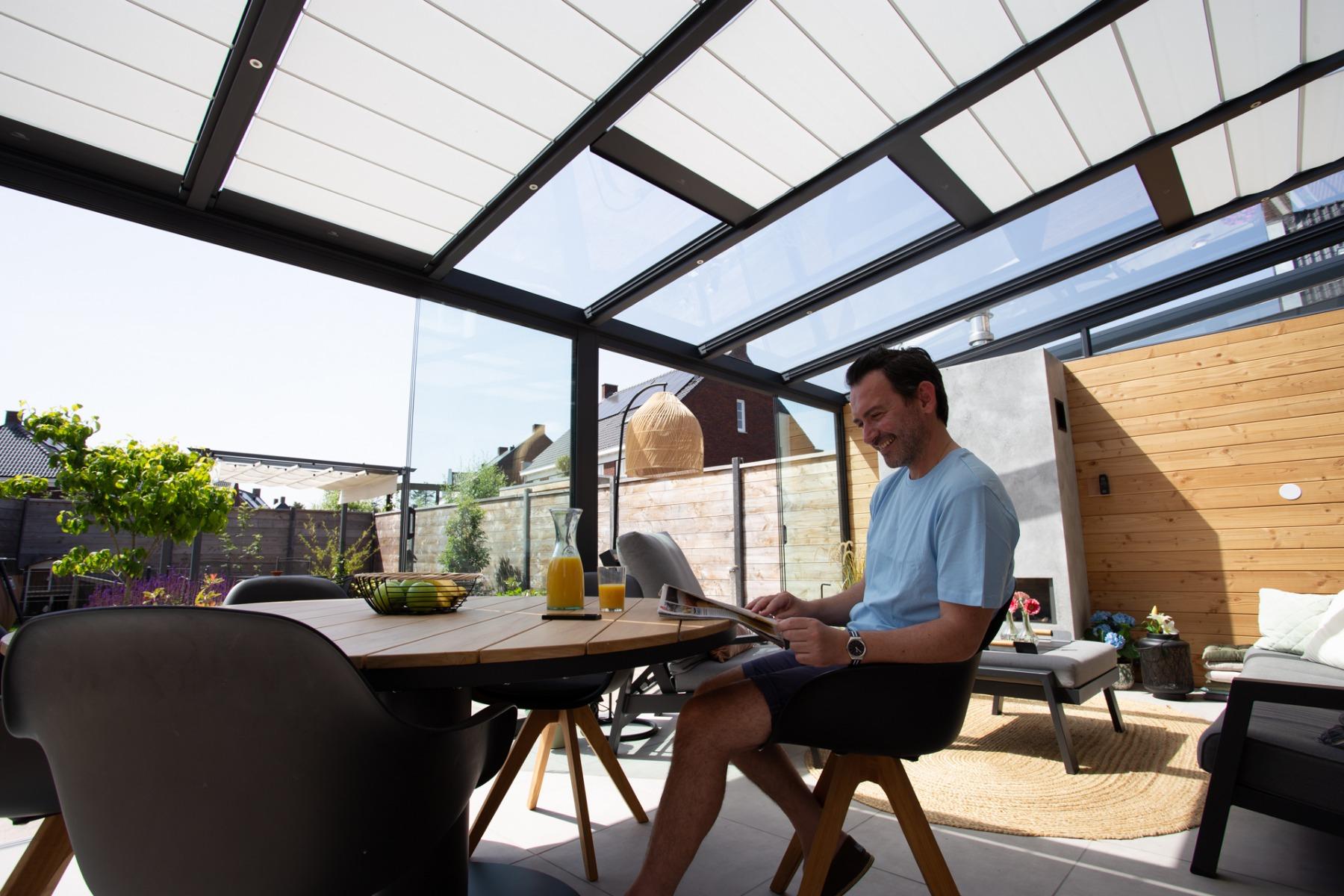 Automatic sun shading under an anthracite veranda