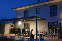 Modern anthracite-coloured patio cover with Gumax® LED lighting