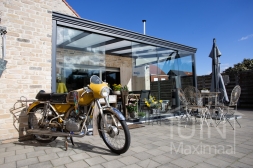 Anthracite-coloured aluminium garden room