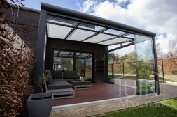 Gumax electric sun shading in matt anthracite for under the veranda