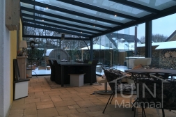 Anthracite-coloured garden room with Gumax® LED lighting, glass roof and glas patio doors