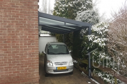 Gumax aluminium carport with glass wedge