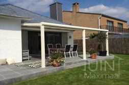 Moderne aluminium Gumax® overkapping in mat wit aan huis met opaal polycarbonaat dak