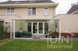 Moderne Gumax Terrasoverkapping in mat wit met glazen schuifwanden in de tuin