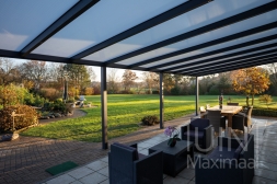 Moderne Gumax Terrasoverkapping in mat antraciet van 11,06 x 4 meter met iq-relax polycarbonaat dakplaten inclusief Gumax LED verlichting 