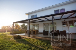 Moderne Gumax Terrasoverkapping in mat antraciet van 11,06 x 4 meter met iq-relax polycarbonaat dakplaten inclusief Gumax LED verlichting 