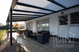 Moderne Gumax overkapping in mat antraciet aan huis van 11,06 x 4 meter met iq-relax polycarbonaat dakplaten inclusief Gumax LED verlichting 