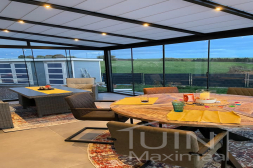 Gumax® LED lighting with sun shading and sliding glass walls in a garden room