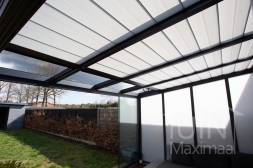 Gumax zonwering in mat antraciet inclusief Gumax® glazen schuifwanden en polycarbonaat zijwand