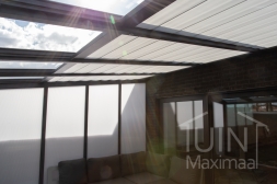 Gumax zonwering in mat antraciet <br>inclusief Gumax® vaste zijwand in opaal polycarbonaat en LED verlichting